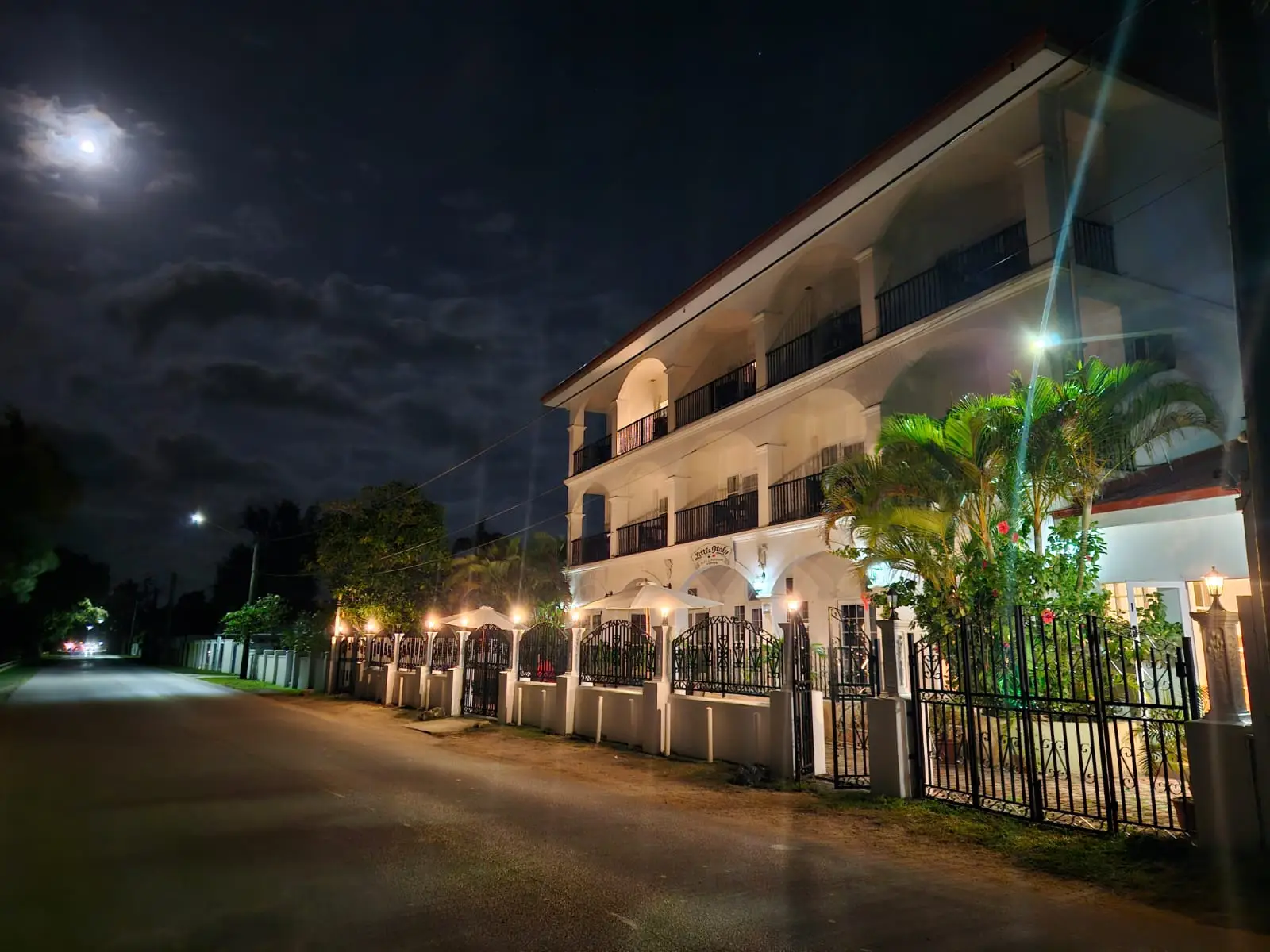 Little Italy Hotel at night, Vuna Road